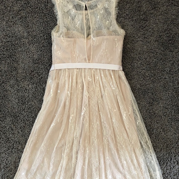 Cream/champagne lace fancy dress - Picture 2 of 3
